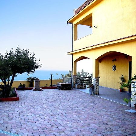 Villa Yellow House リカータ エクステリア 写真